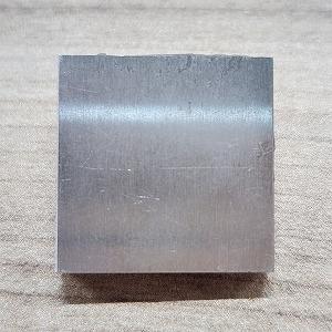It's a normal aluminum plate 加工前